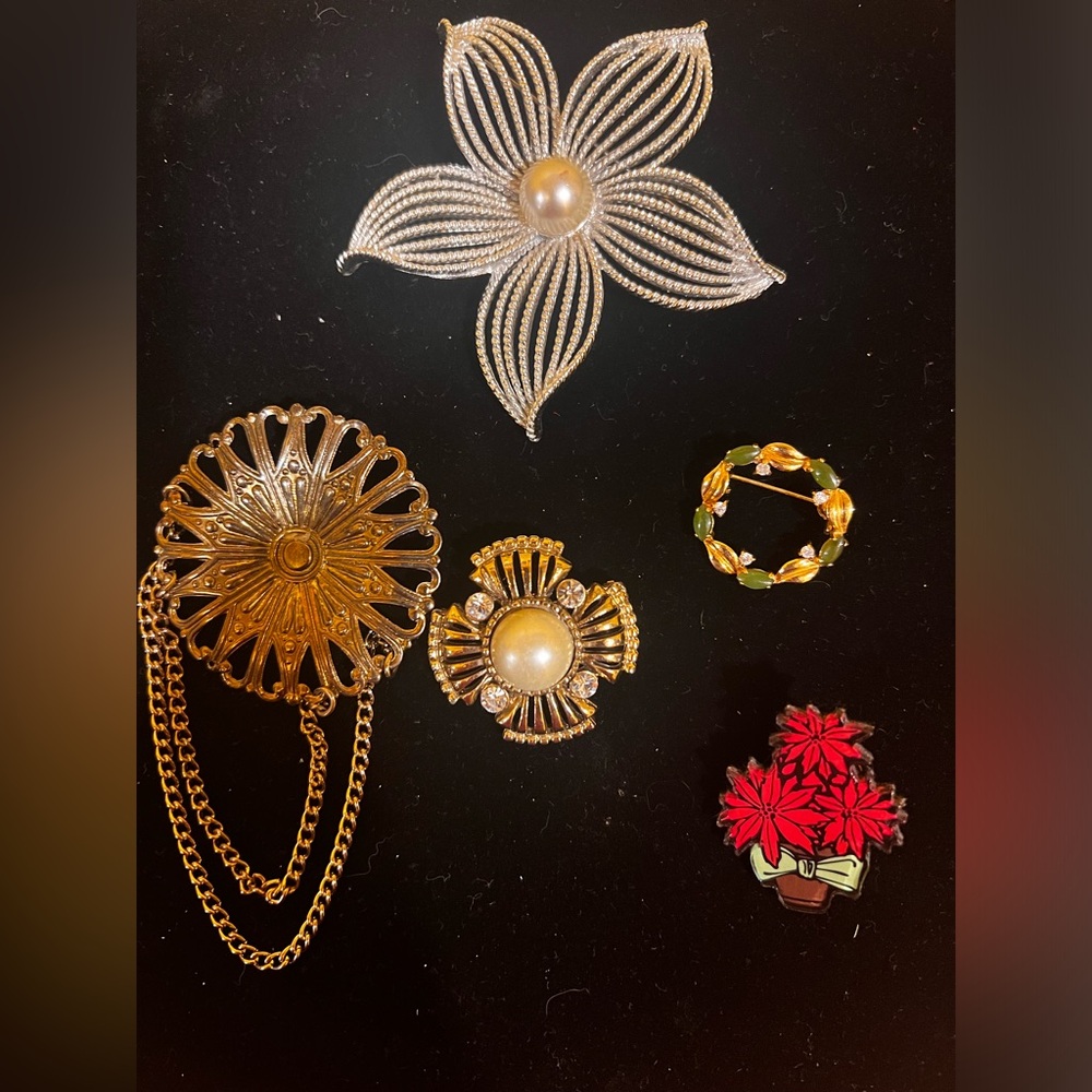 Lot of brooches